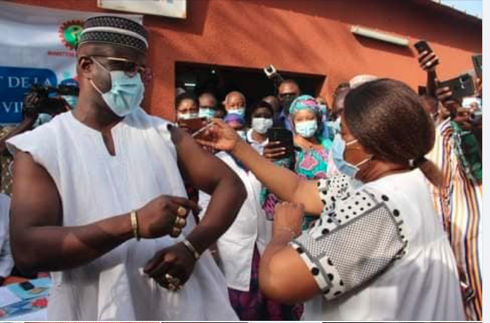 Burkina Faso – réticence face au vaccin anti-Covid – les autorités se donnent en exemple pour convaincre